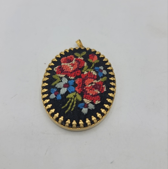 Rose Petit Point Floral Pendant Black Gold Oval Embroidered Jewelry 70s Vintage - Picture 2 of 10